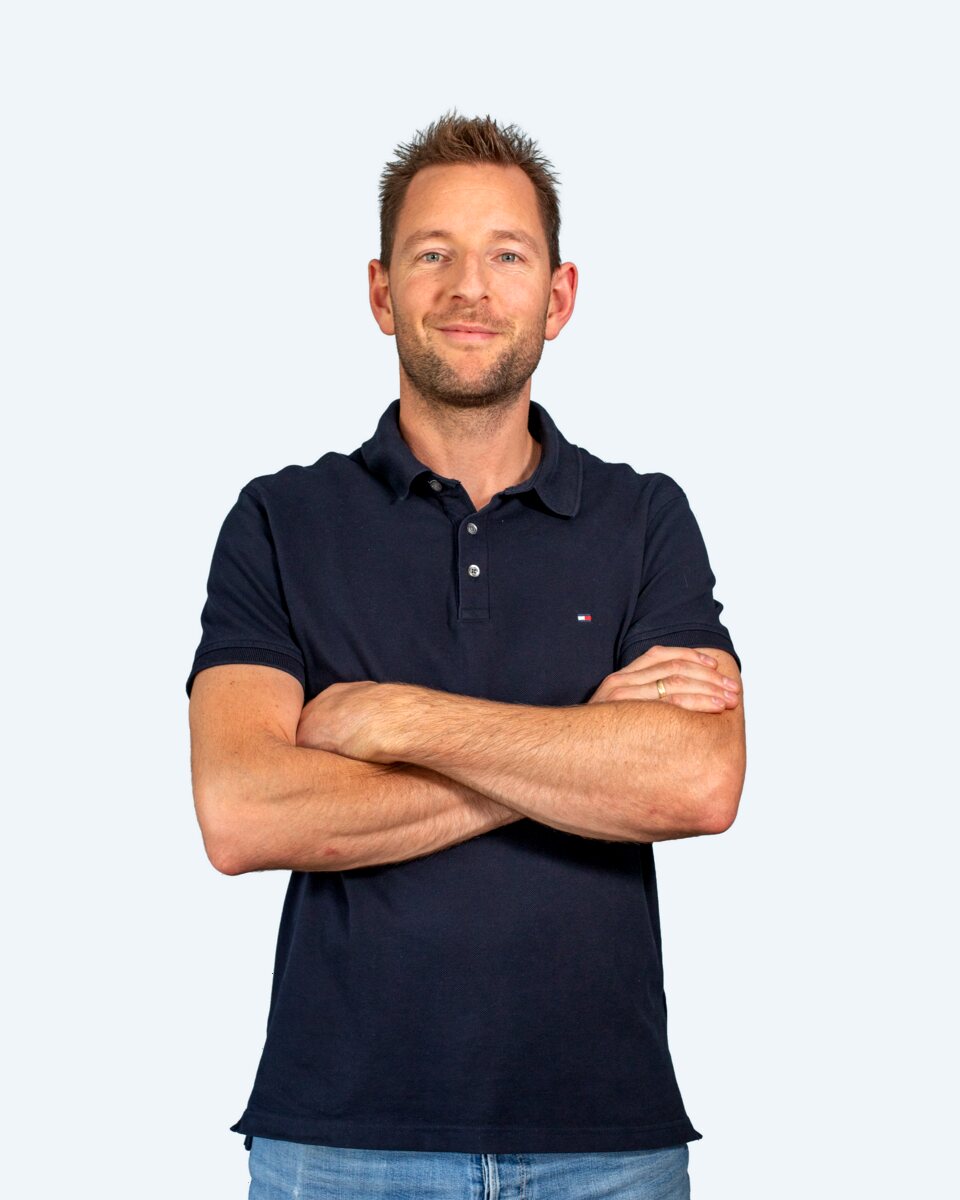 Bart, met de armen over elkaar, in een donkerblauwe polo.