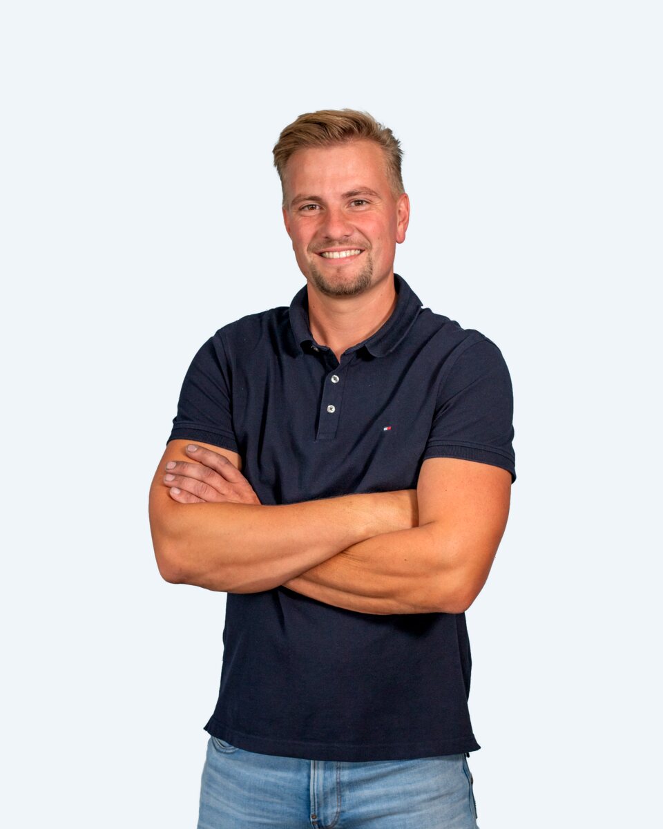 Theodoor, met de armen over elkaar, in een donkerblauwe polo.