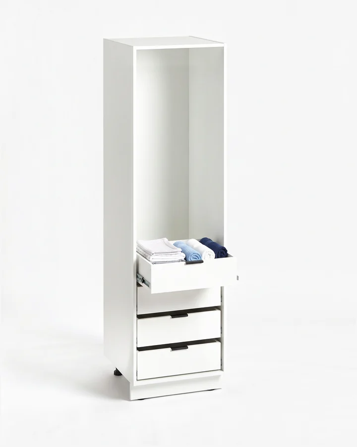 Witte kast van 60 cm zonder deur, met vier lades van 19 cm. De bovenste lade staat half open, met gevouwen theedoeken erin.