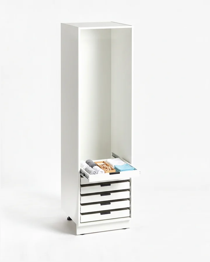 Witte kast van 60 cm zonder deur, met lage lades. De bovenste staat half open, met sokken, wasknijpers en doekjes erin.