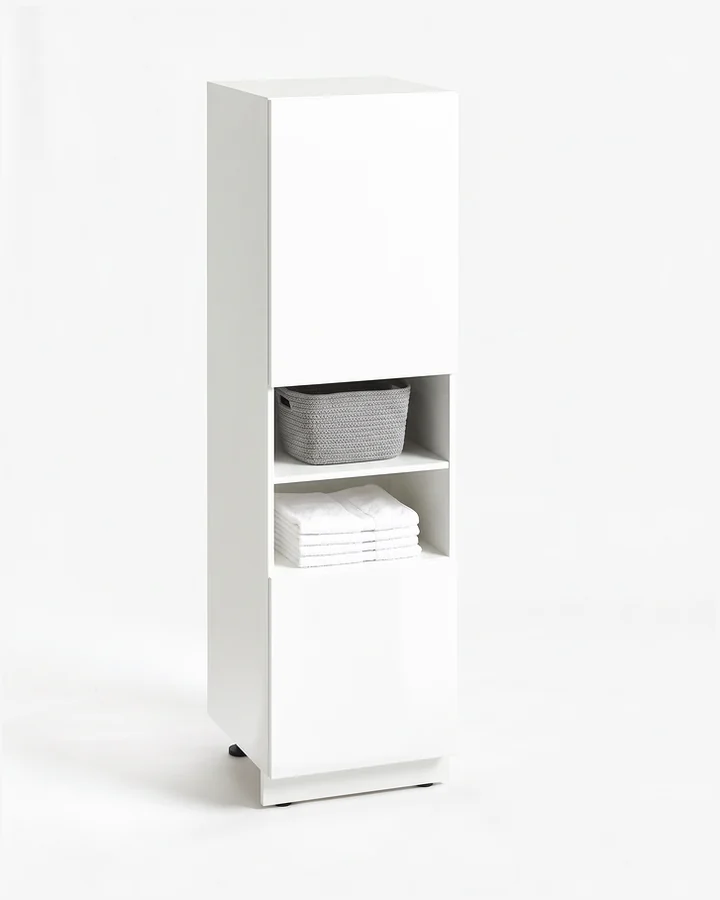 Witte kast van 60 cm met een deur boven en een deur onder, en daartussen een open vak met een mand en gevouwen handdoeken.