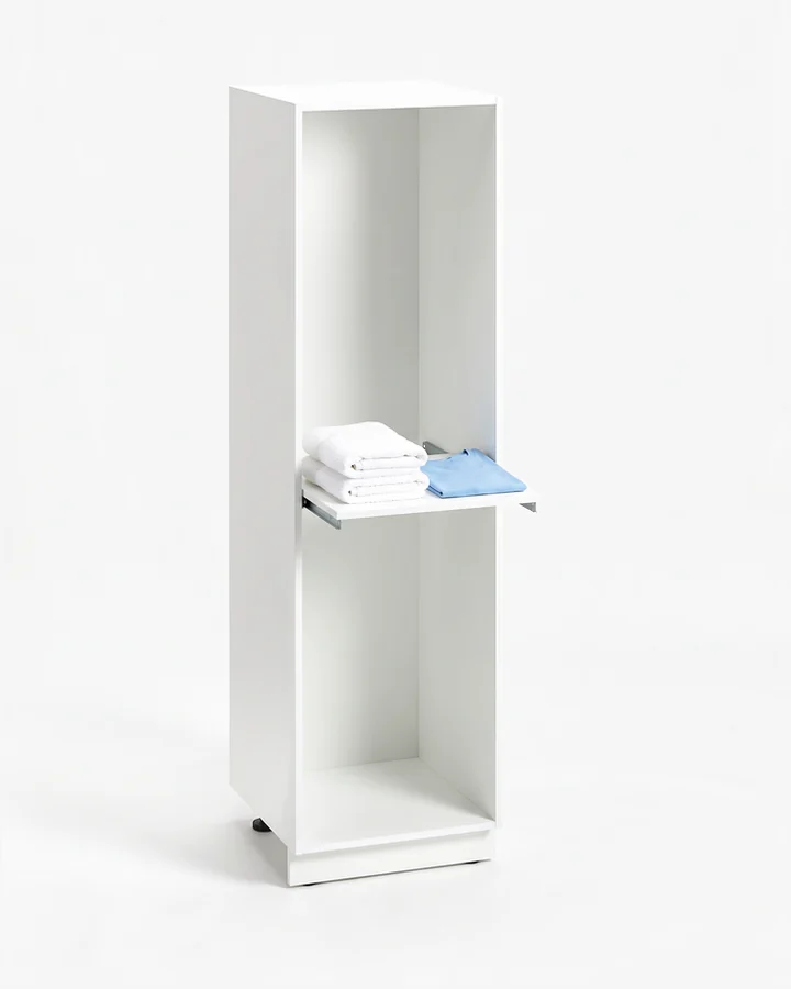 Witte kast van 60 cm zonder deur, met een uittrekbaar plateau op werkhoogte, half uitgetrokken, met gevouwen handdoeken erop.