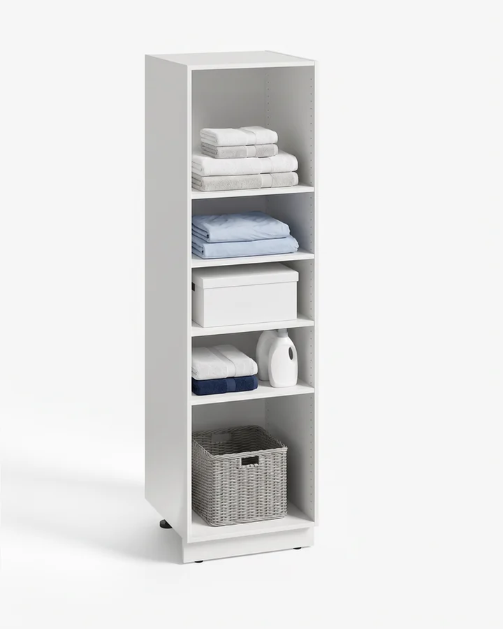 Witte kast van 60 cm zonder deur, met vier verstelbare schappen vol gevouwen handdoeken en beddengoed, een opbergdoos, wasmiddel en onderin een mand.