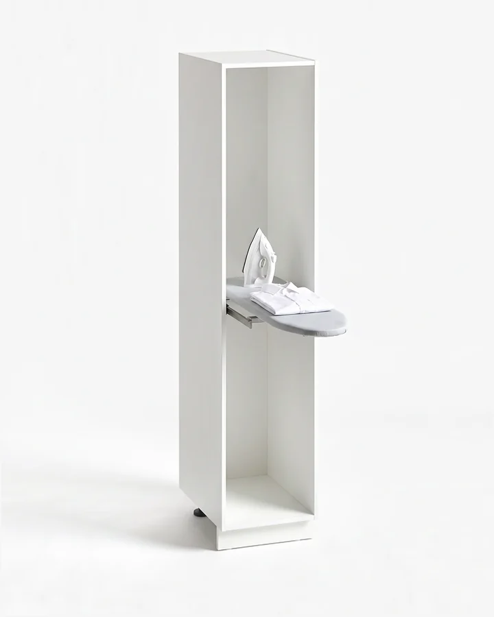 Witte kast van 45 cm zonder deur, met een uitgeschoven strijkplank op werkhoogte. Erop een strijkijzer en een gevouwen overhemd.