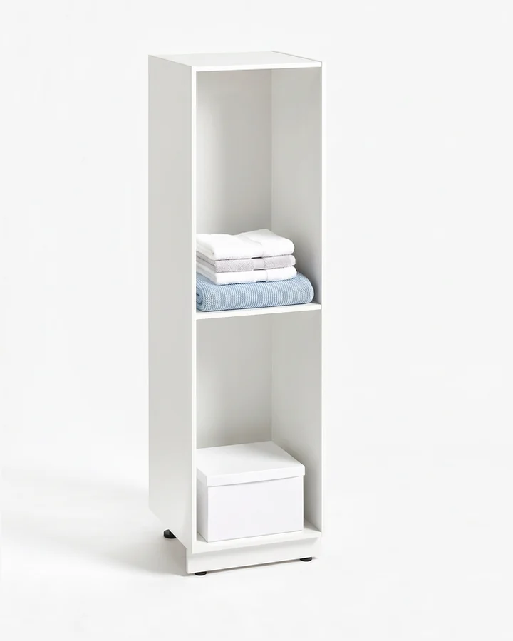 Witte kast van 60 cm zonder deur, met één vast schap halverwege. Op het schap gevouwen handdoeken, eronder een opbergdoos.