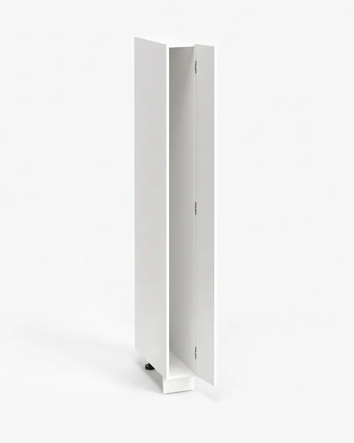 Witte kast van 20 cm breed en 210 cm hoog op een plint, met de deur open en leeg vanbinnen.