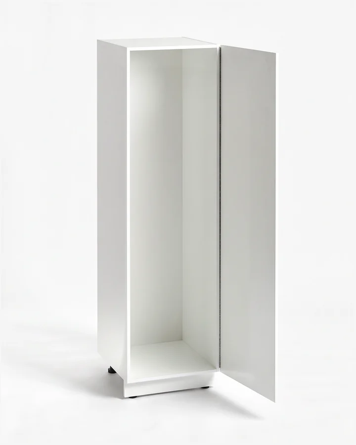 Witte kast van 60 cm breed en 210 cm hoog op een plint, met de deur open en leeg vanbinnen.