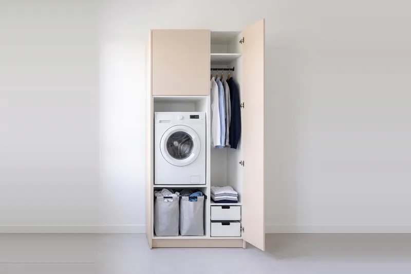 Impressie: wasmachinekast met een kast, 108,7 cm breed en 250 cm hoog, fronten in zandkleur, met deuren open.