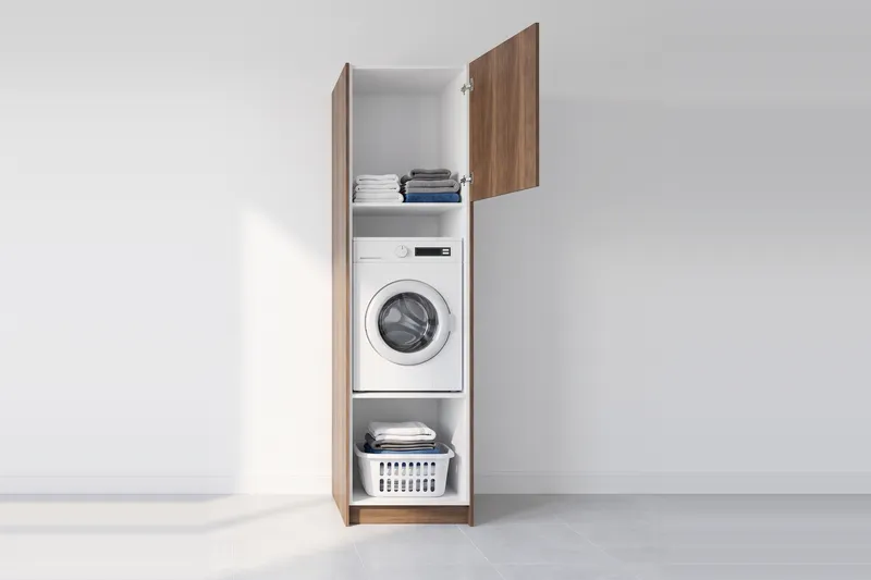 Impressie: wasmachinekast, 68,6 cm breed en 250 cm hoog, fronten in walnoot, met deuren open.