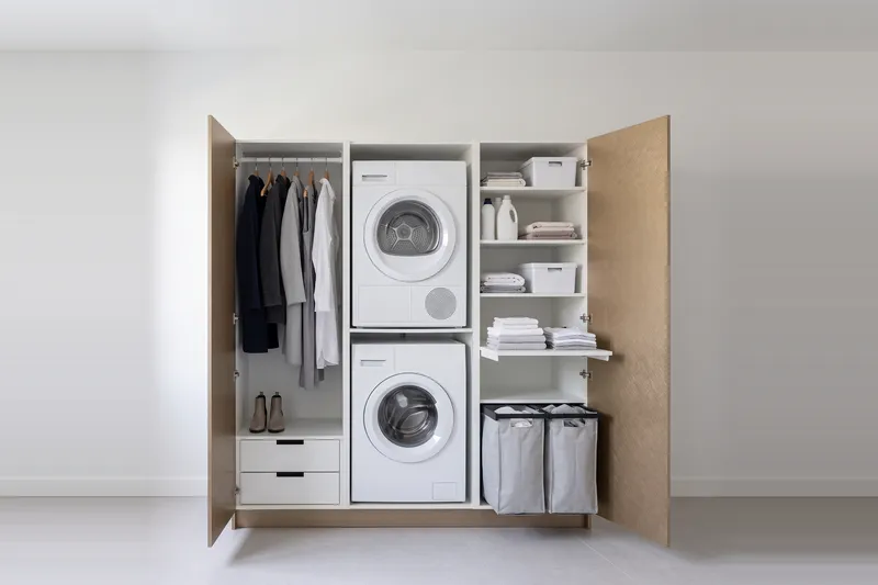 Impressie: wasmachinekast met twee kasten, 193,8 cm breed en 210 cm hoog, fronten in brons, met deuren open.