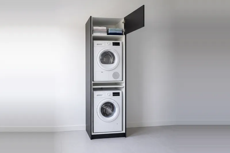 Impressie: wasmachinekast, 73,6 cm breed en 250 cm hoog, fronten in zwart eiken, met deuren open.