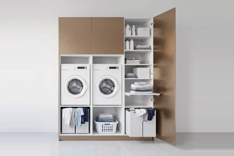 Impressie: twee wasmachinekasten met een kast, 193,8 cm breed en 250 cm hoog, fronten in brons, met deuren open.