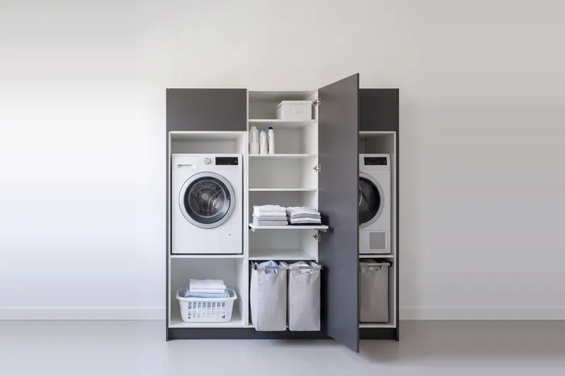 Impressie: twee wasmachinekasten met een kast, 193,8 cm breed en 210 cm hoog, fronten in antraciet, met deuren open.