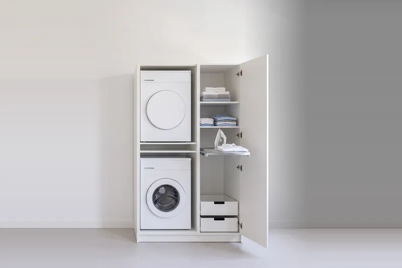 Impressie: wasmachinekast met een kast, 123,7 cm breed en 210 cm hoog, fronten in wit, met deuren open.