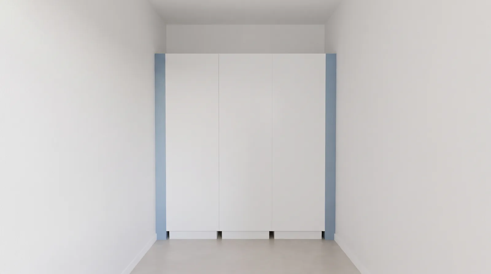 In een nis: drie witte kasten, de afwerking aan de zijkanten in blauw.