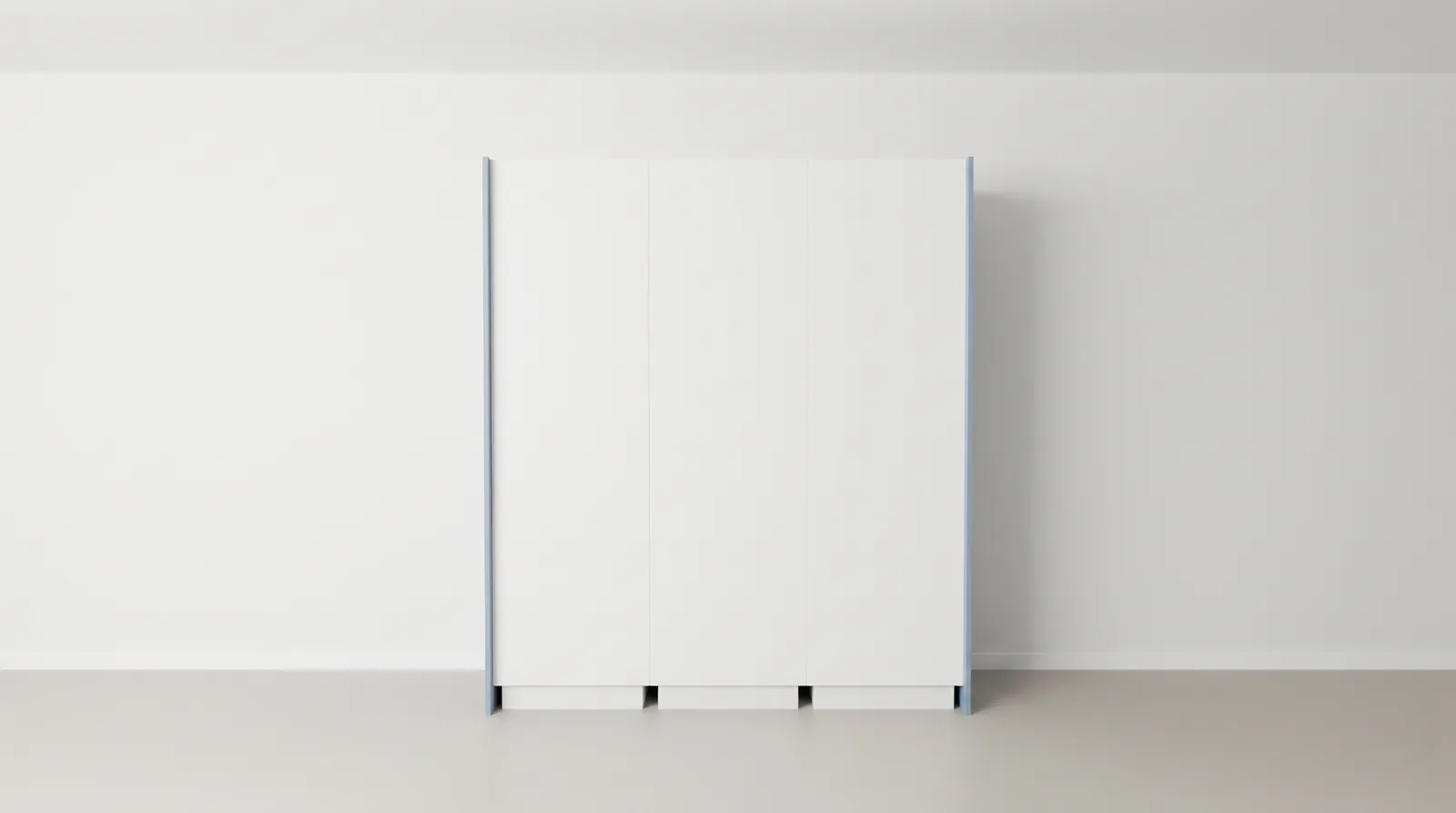 Vrijstaand tegen de muur: drie witte kasten, de afwerking aan de zijkanten in blauw.